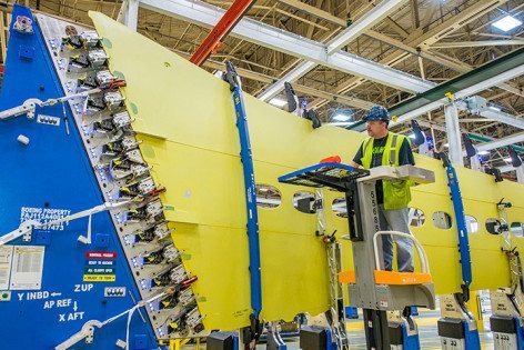 La fase di lavorazione finale delle ali del 737 Max (foto Boeing)