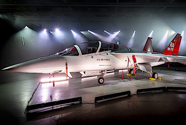 Boeing presenta il primo jet da addestramento avanzato T-7A Red Hawk per l’US Air Force