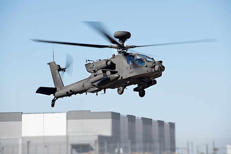 Il potenziato AH-64E Apache della Boeing completa il primo volo