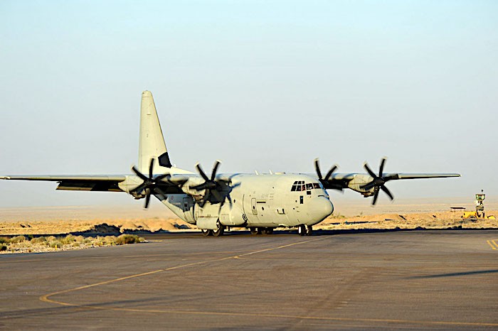 Ponte aereo a Kabul: spari lungo la rotta di decollo di un C-130 dell’Aeronautica Militare