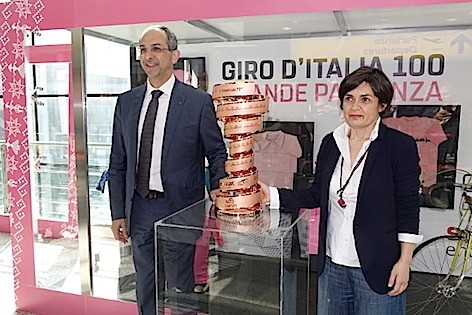 All’aeroporto di Cagliari il “Trofeo Senza Fine” del Giro d’Italia