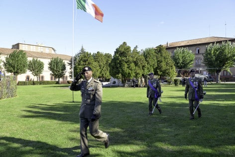 Gen. Godio passa in rassegna le autorità intervenute alla cerimonia