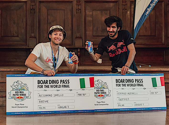 Red Bull Paper Wings: incoronati a Milano i vincitori italiani  della spettacolare gara di lancio di aerei di carta
