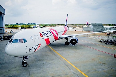 Il Pink Plane di Delta vola nei cieli europei nel mese dedicato alla lotta ai tumori al seno