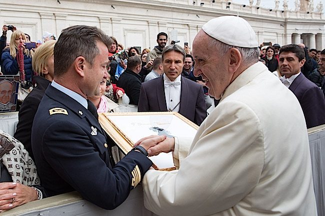 Copia di Il Col. Mignogna mentre consegna il dono a Papa Francesco