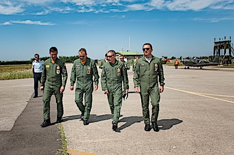 Copia di Il Gen Girardi ed il Gen. Giancotti accolti all'arrivo dal Comandante il 9° Stormo