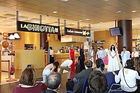 Aeroporto di Bologna: “flash mob” al ristorante dedicato ai passeggeri, con musica, danza e degustazioni