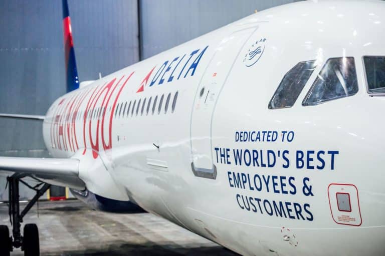 Delta, per ringraziare lo staff, presenta la livrea di un aeromobile con i nomi di tutti dipendenti