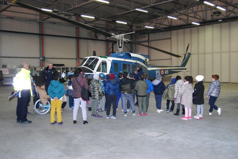 I Ragazzi del “Pascoli” di Cento in visita al 3°Reparto Volo Polizia di Stato