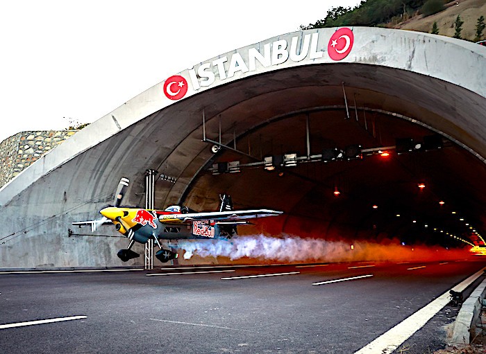 A Istanbul il pilota acrobatico italiano della Red Bull Dario Costa è entrato nel Guinness dei primati: volo in due gallerie a 245 km/h