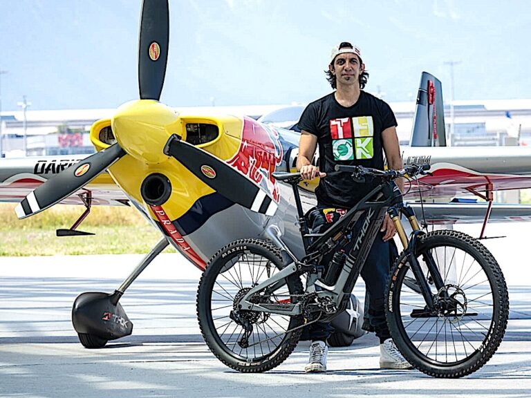 Il campione di acrobazia aerea Dario Costa diventa Ambassador di THOK E-Bikes