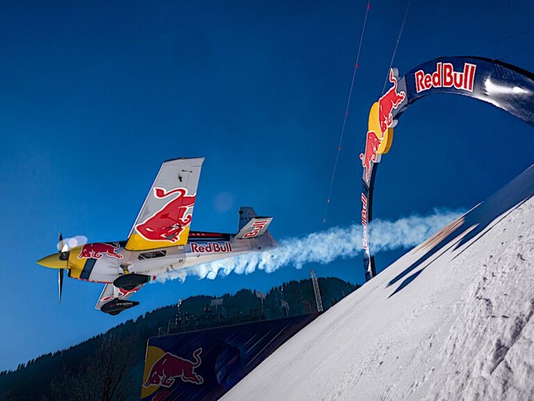 Il pilota Red Bull Dario Costa riscrive la storia con un volo acrobatico mozzafiato sulla Streif