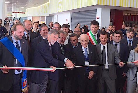 Il ministro Delrio e il governatore della Lombardia Maroni al taglio del nastro (foto Ministero Infrastrutture e Trasporti)
