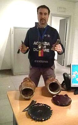 Il materiale sequestrato al cittadino di nazionalità cinese, in violazione della Convenzione di Washinghton (foto Uff. Dogane)