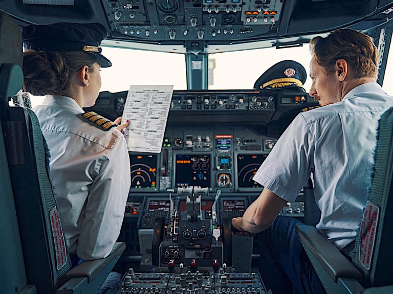 Volare in rosa: sempre più donne vogliono lavorare in aviazione. Come diventare pilota o assistente di volo a “Fly Future 2022”