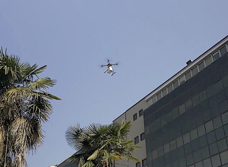 Testare droni per il trasporto aereo di materiale biomedicale