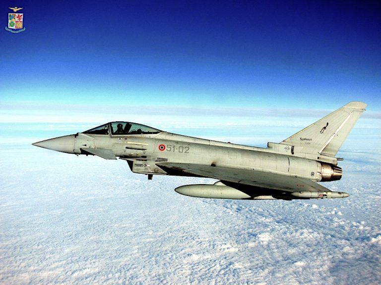 AM: “scramble” di due Eurofighter per un ultraleggero senza contatto radio in volo verso il Nord Italia