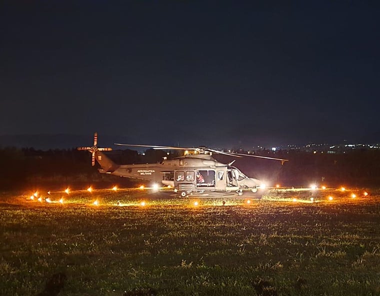 AM: donna in pericolo di vita trasportata da Ponza a Latina con un elicottero HH-139