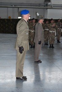 In primo piano il Gen. di Brigata Antonio Bettelli, comandante dell'Aviazione dell'Esercito e il Gen. Alberto Primicerj, Comandante le Forze Operative Terrestri, mentre passano in rassegna allo schieramento