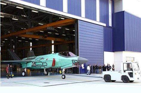 L'F-35 durante il roll-out (foto Lochkeed Martin)