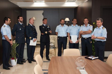 FOTO DII GRUPPO TRA I VERTICI DI ARMAEREO E COMANDANTE 9 STORMO E GEA