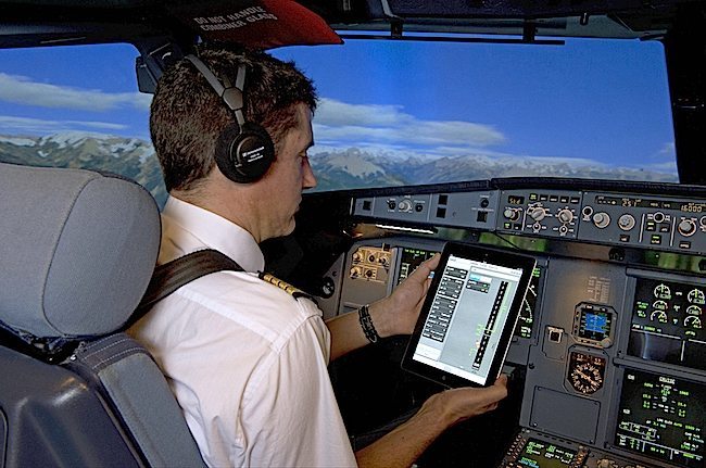 Il comadante di un A320  mostra FlySmart su iPAd (foto Airbus)