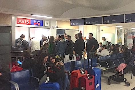 Foto 2_Turisti in fila per il noleggio auto