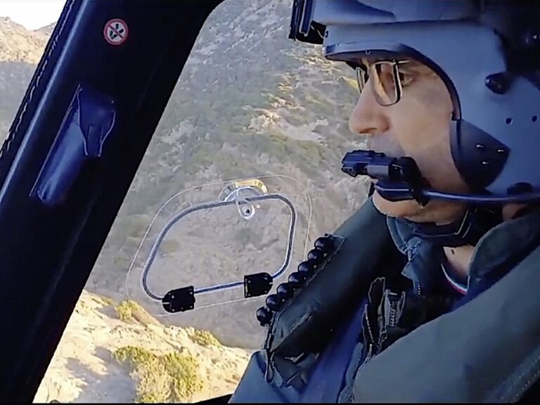 Soccorso aereo: elicottero dell’Aeronautica Militare recupera nel tardo pomeriggio di oggi un kiter da uno scoglio in Sardegna