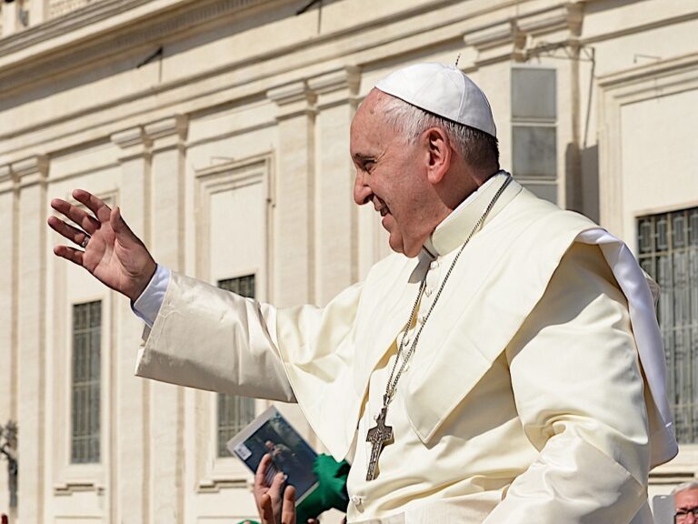 Papa Francesco vola in Corsica con ITA Airways