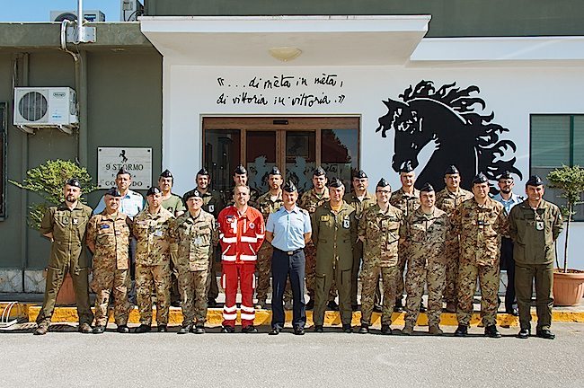 Foto di gruppo con i corsisti (foto Aeronautica Militare)