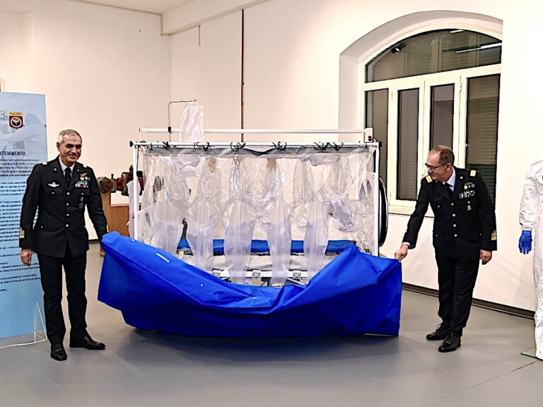 Salute: barella per trasporto aereo malati infettivi diventa storia, in mostra al Museo dell’Aeronautica Militare