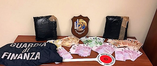 GDF 14200_Immagine droga e soldi