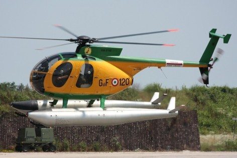 L'elicottero NH500 della GdF in decollo (foto Guardia di Finanza)
