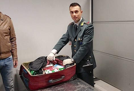 La Guardia di Finanza di Torino sequestra medicinali potenzialmente nocivi all’aeroporto Caselle Torinese