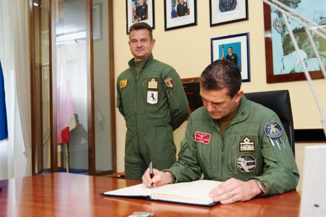 Gen Agresti firma Albo Onore del 9 Stormo