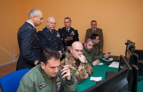 Gen. Preziosa nella sala regia del Simulatore FAC