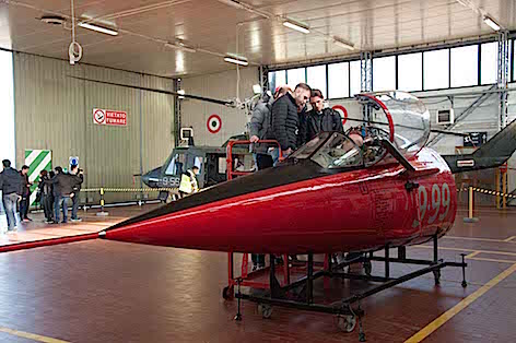 gli-studenti-allinterno-del-mockup-del-f104_1