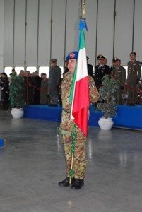 Il Col. Andrea Di Stasio comandante il Reggimento Elicotteri Operazioni Speciali "Aldebaran" e la Bandiera di guerra