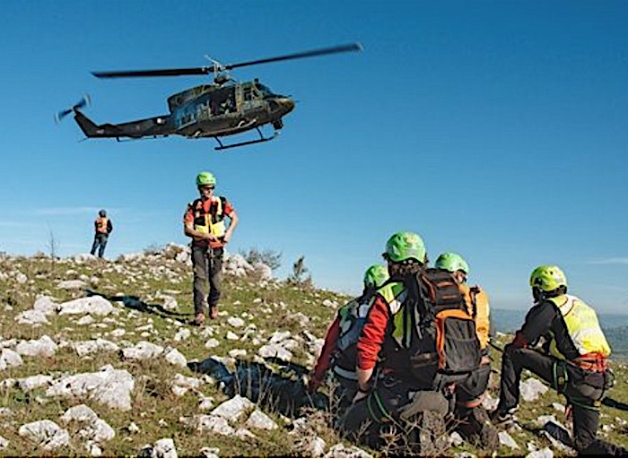 Soccorso aereo: equipaggio dell’A.M. in azione per recuperare una donna di 36 anni dispersa