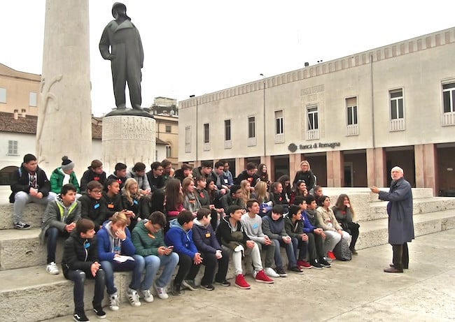 Gli allievi delle scuole in Piazza Baracca, accompagnati dagli insegnantio e dal Fott. Serafini direttore del Museo di Lugo (foto Unione Comuni Bassa Romagna)