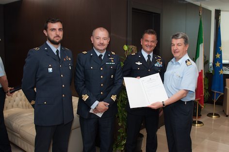 IL DIRETTORE DI ARMAEREO AL MOMENTO DELLA CONSEGNA DELLA CERTIFICAZIONE