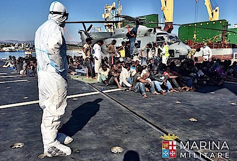 MARINA MILITARE: LE NAVI IMPEGNATE NELL’OPERAZIONE MARE SICURO PRESTANO SOCCORSO A MIGRANTI IN DIFFICOLTA’