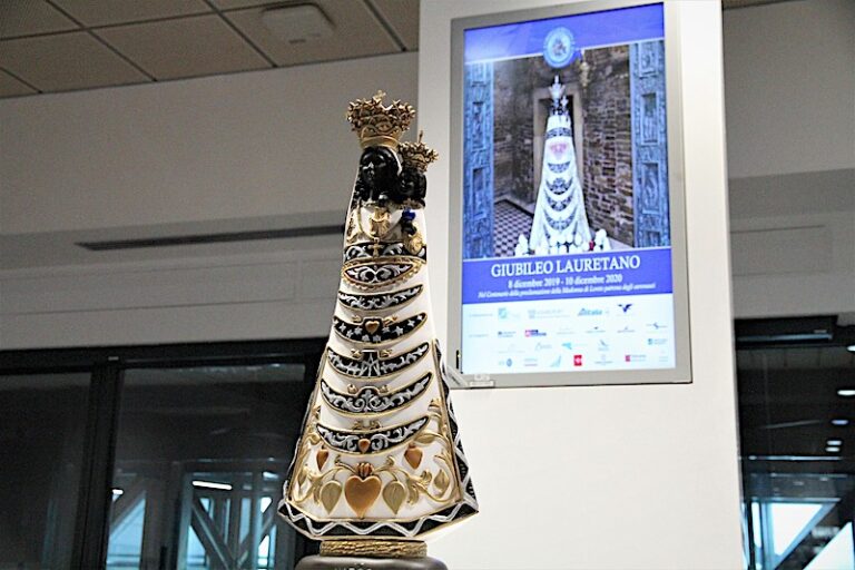 Arrivata in aeroporto a Bologna la statua della Madonna di Loreto dove resterà esposta fino al 9 dicembre