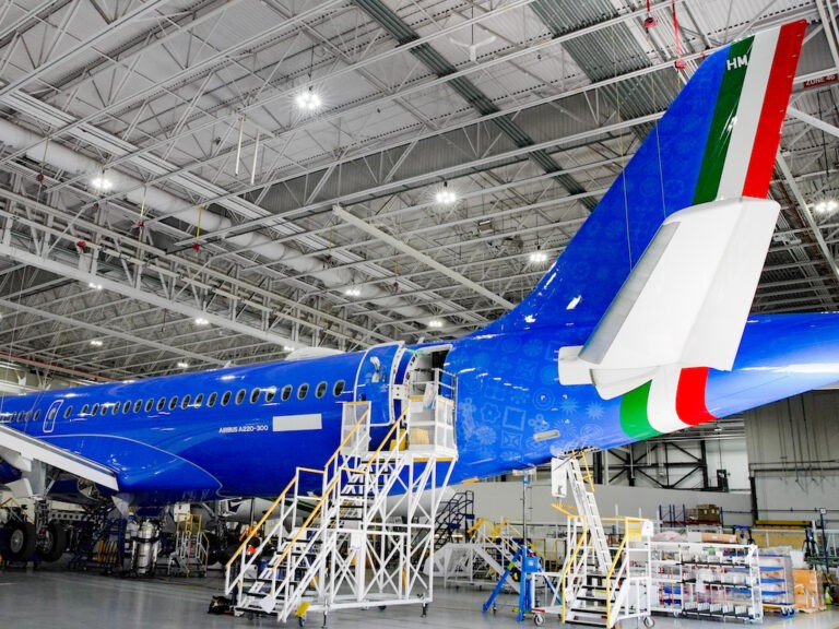 ITA Airways svela il primo Airbus A220 con livrea azzurra