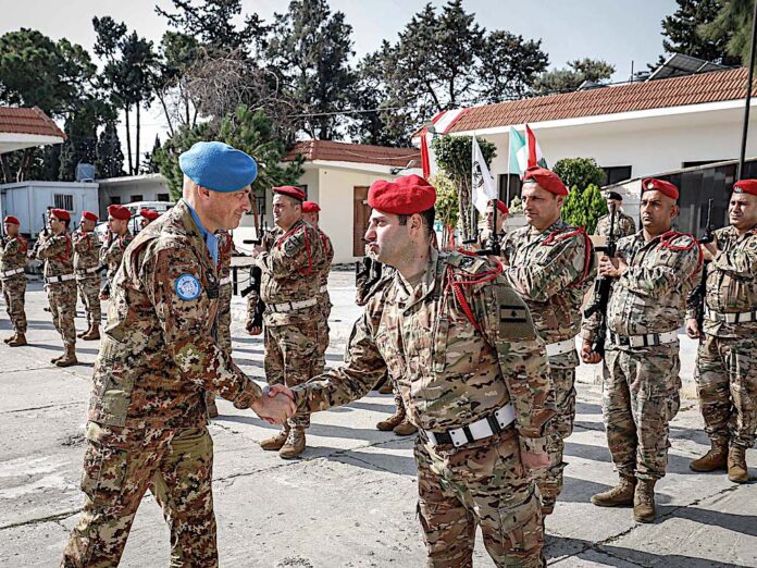Il Comandante del Contingente Italiano in Libano saluta un Ufficiale delle LAF