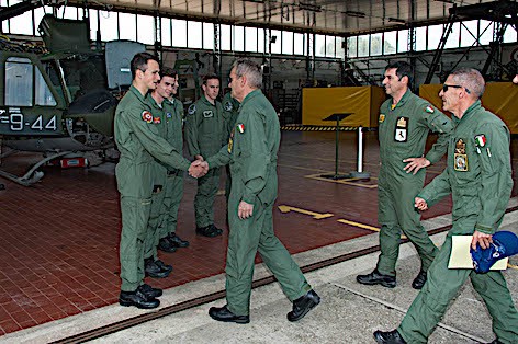 Il Gen. Girardi saluta i frequantatori dell'Accademia Aeronautica