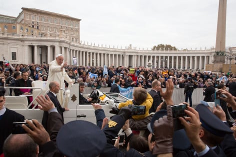 Il Santo Padre saluta gli aviatori del 9° stormo