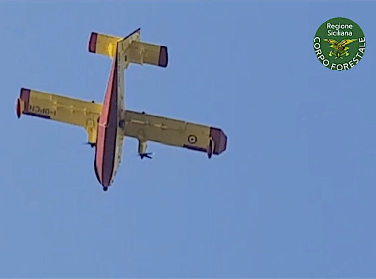 Canadair precipita durante una missione antincendio in Sicilia