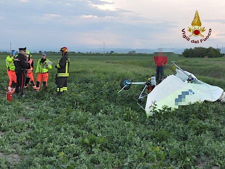 Deltaplano a motore precipita in aperta campagna tra Ravenna e Forlì. Due le vittime