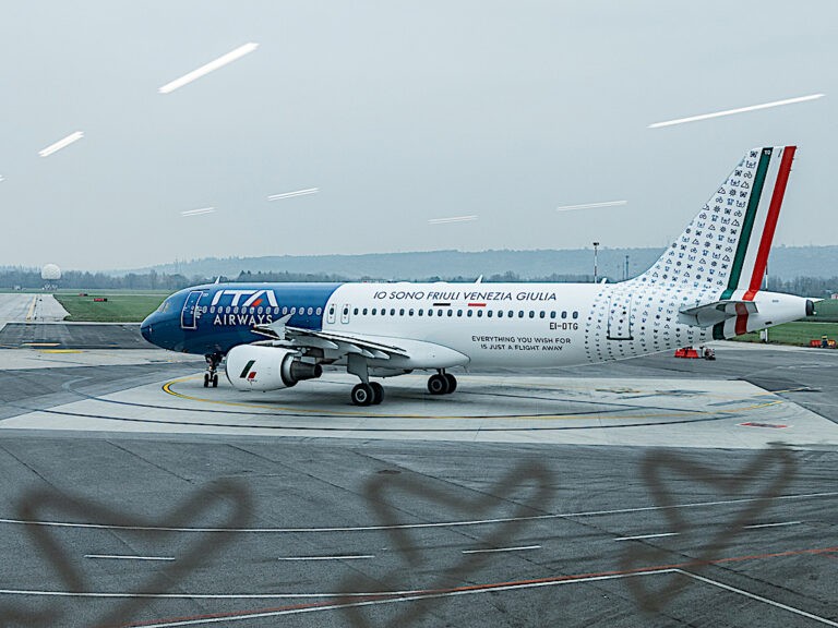 L'Airbus A320 “Io Sono Friuli Venezia Giulia” ripreso dall'aerostazione (foto ITA Airways)